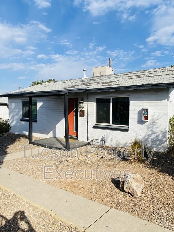 Building Photo - 1421 E Drachman St