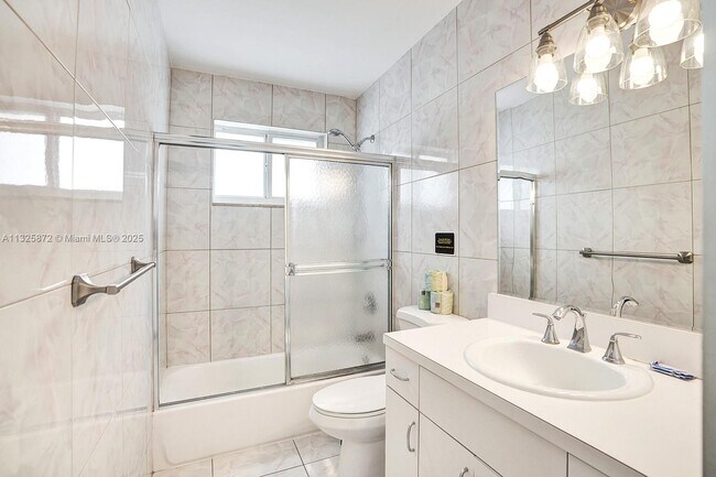 Building Photo - 1018 Adams St