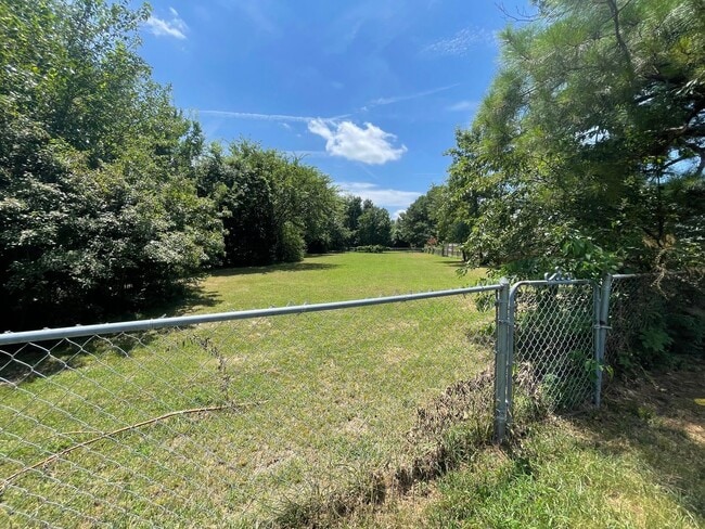 Building Photo - Move in ready! 3 bedrooms and 2 baths
