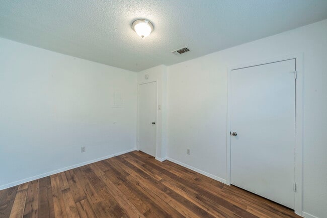 Building Photo - 4828 Wellesley Ave