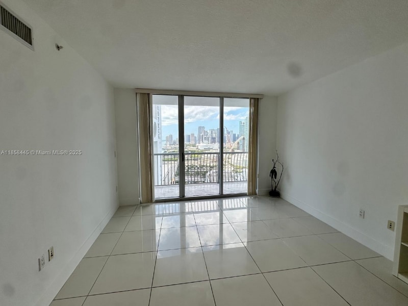 Building Photo - 1750 N Bayshore Dr