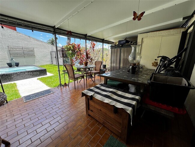 Building Photo - 6984 Greentree Ln