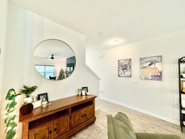 Building Photo - 1/2 off 1st and 2nd month rent - Pristine ...