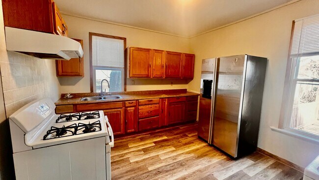 Building Photo - Ginormous 6 Bed Single Family Home | Main Level Laundry | Appliances Included | Rear Deck & Front...