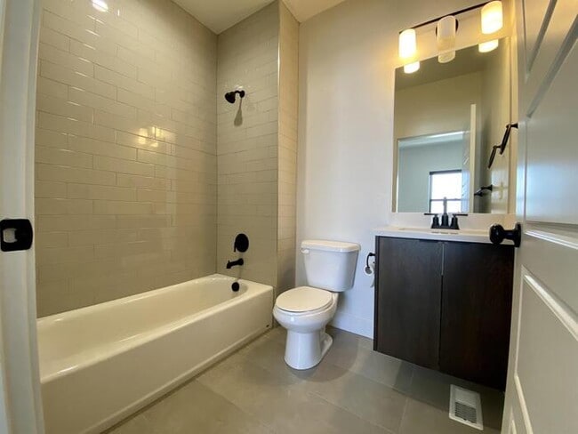 Building Photo - Draper townhome with VIEWS!