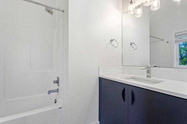 Building Photo - 4 bed/3.5 Bath Townhouse in Richmond Neighborhood, SE Portland