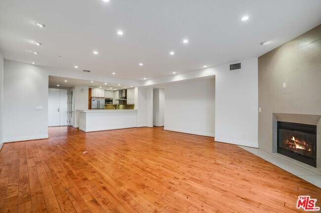 Building Photo - 1517 S Bentley Ave