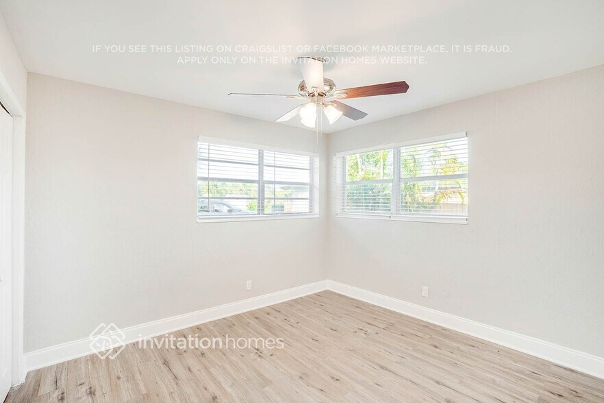 Building Photo - 2440 SW 5th Pl