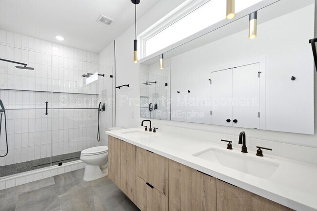 Building Photo - 1307 Bayou St