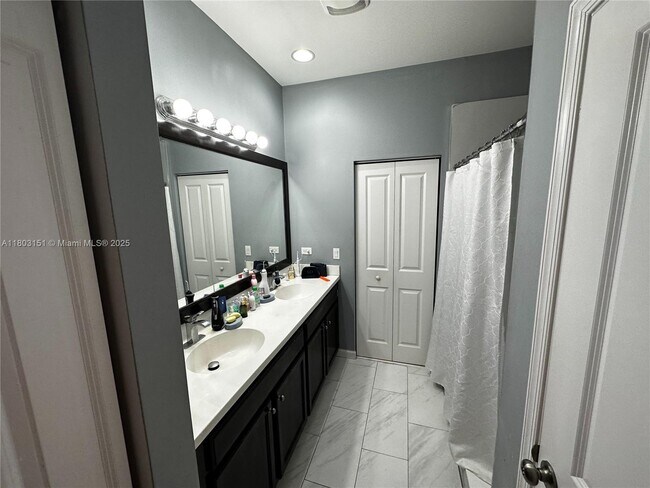 Building Photo - 2947 St Thomas Dr