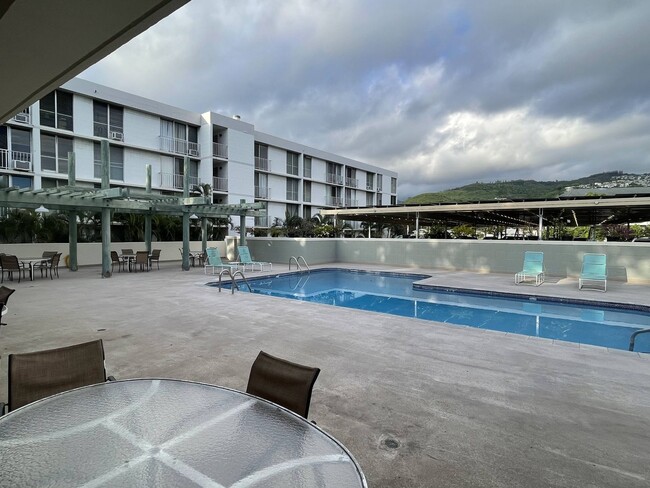 Building Photo - 2 Bed, 1 Bath, 2 Parking in Moiliili, Swim...