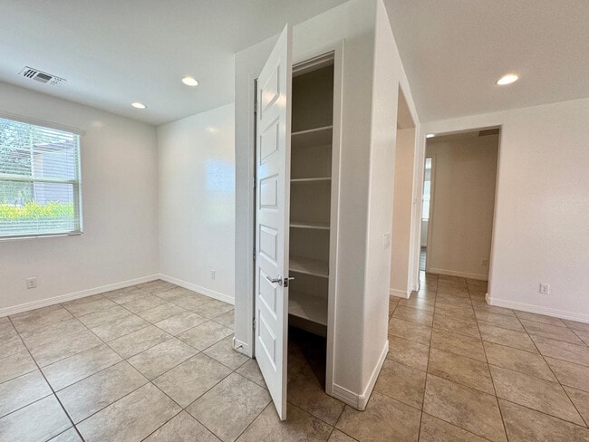 Building Photo - 9006 W Rancho Dr