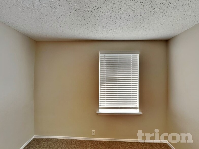 Building Photo - 1619 Columbia Dr