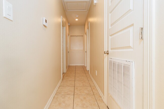 Building Photo - 2706 E Garfield Ave