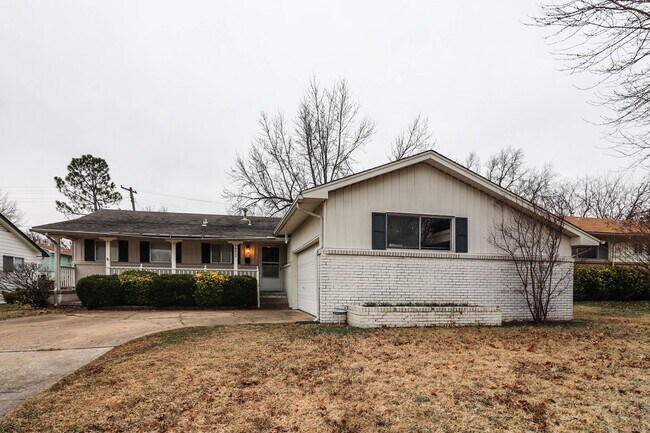 Building Photo - Darling 3 Bedroom With Hardwood Floors!