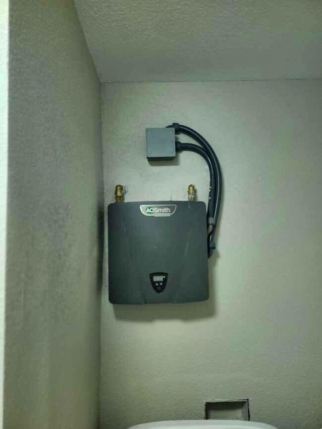 Building Photo - Remodeled FAMCEE Home