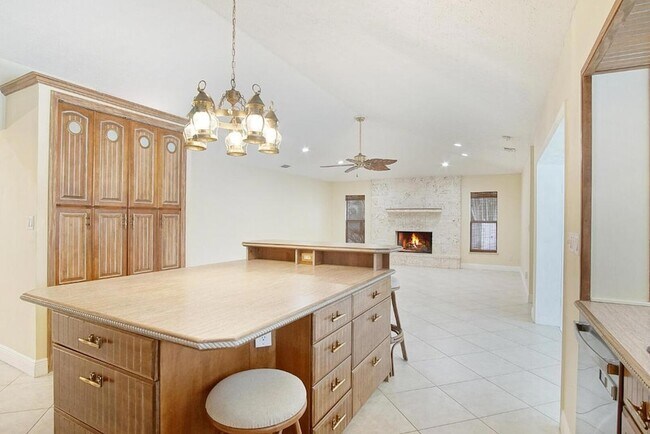 Building Photo - 1232 SW Knollwood Dr