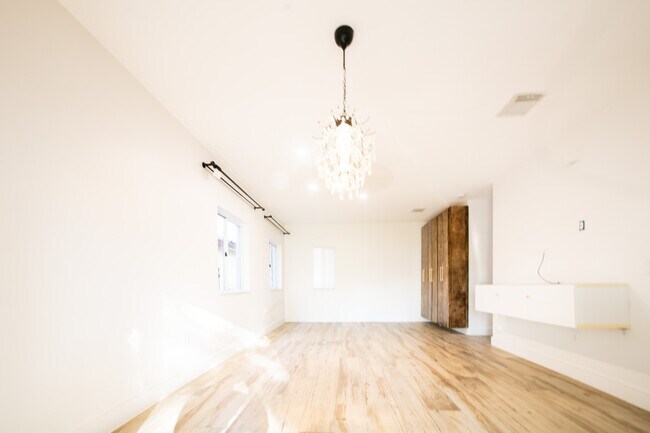 Primary Photo - 1112 NE 1st Ave