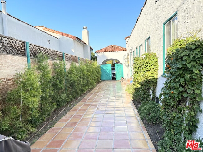 Building Photo - 225 S Clark Dr