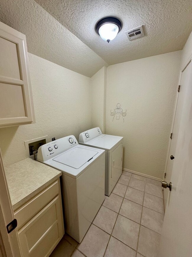 Building Photo - 3 Bedroom 2.5 Bath total 2,448 Square feet