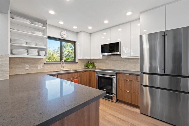 Building Photo - 2200 Homedale Dr