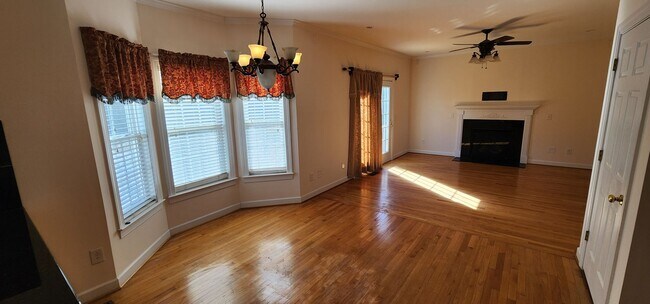 Building Photo - Nice 2 story brick home near Reagan High School