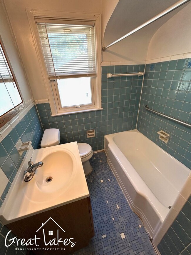 Building Photo - Beautiful 4 Bedroom 1 Bathroom now available for rent!
