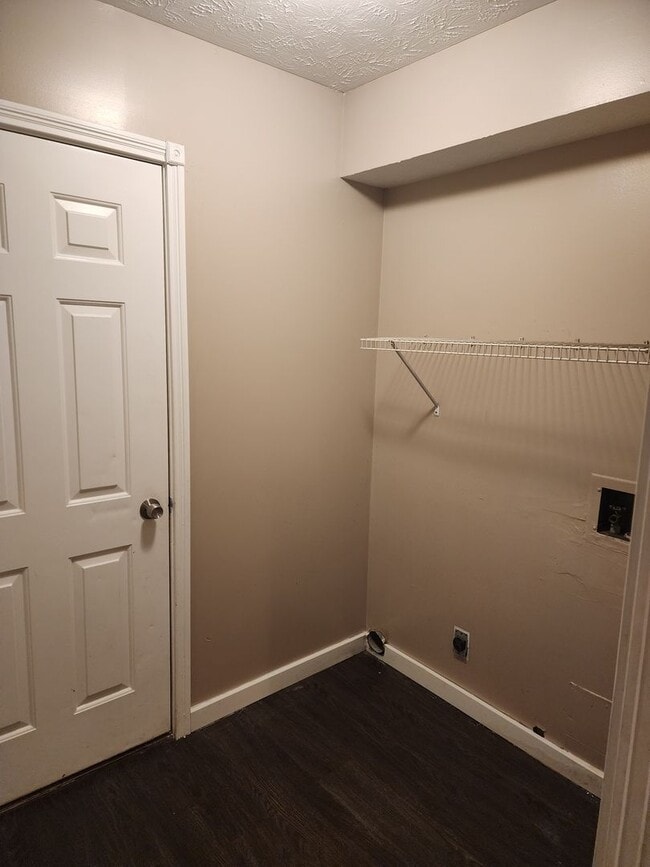 Building Photo - 2 bedroom 1 bath duplex