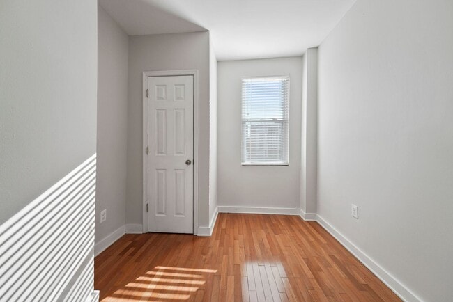 Building Photo - 2 Bedroom 1 Bathroom Townhouse // H-Street...