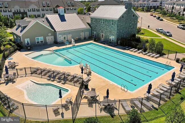 Building Photo - 42642 Burbank Terrace