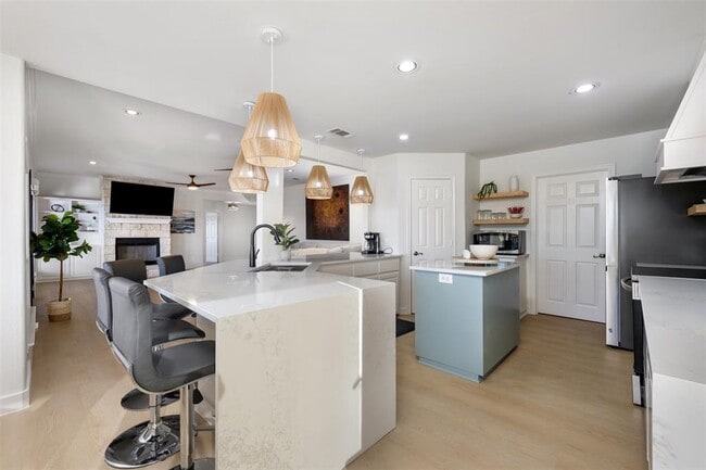 Building Photo - 3008 Point Cove