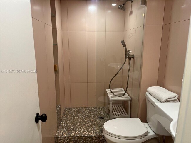 Building Photo - 525 N Ocean Blvd