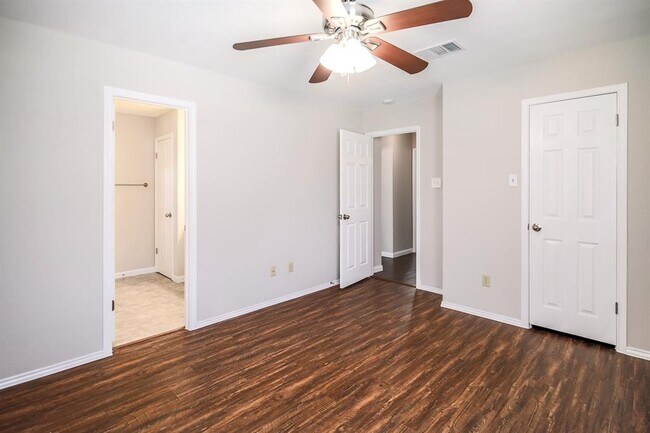 Building Photo - 1806 Oakmont Ln