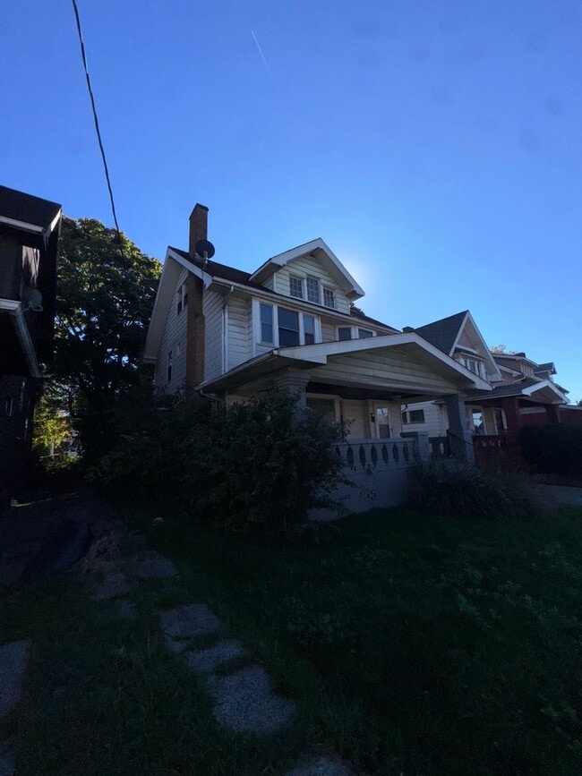 Building Photo - Charming 3-Bedroom Property in Prime Location (SECTION 8 VOUCHERS ACCEPTED)