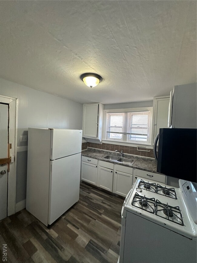 Building Photo - 6507 Leschen Ave