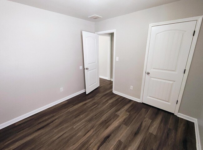 Building Photo - 5646 Sycamore Woods Dr