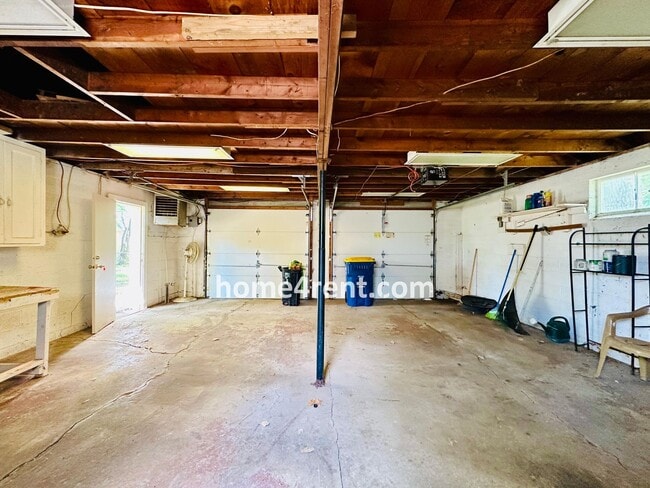 Building Photo - Adorable Ranch in Roeland Park w/ Wood Flo...