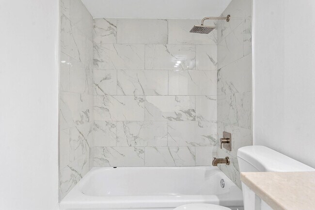 Building Photo - 1052 Hythe A