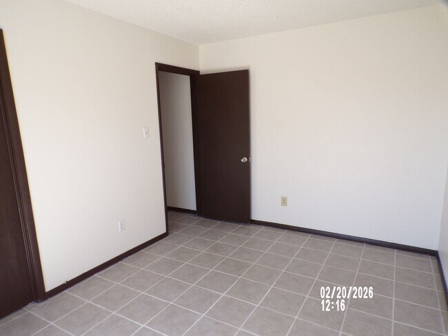 Building Photo - 2 STORY TOWNHOUSE , CLOSE TO SHOPPING AND RESTAURANTS