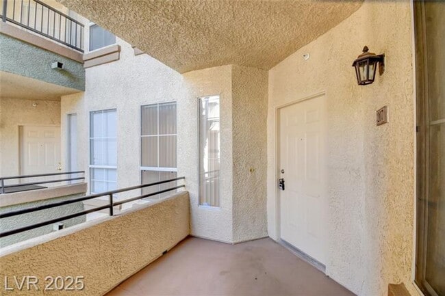 Building Photo - **Charming 2 Bdrm/2 Bath Remodeled Condo in Desirable SouthWest**