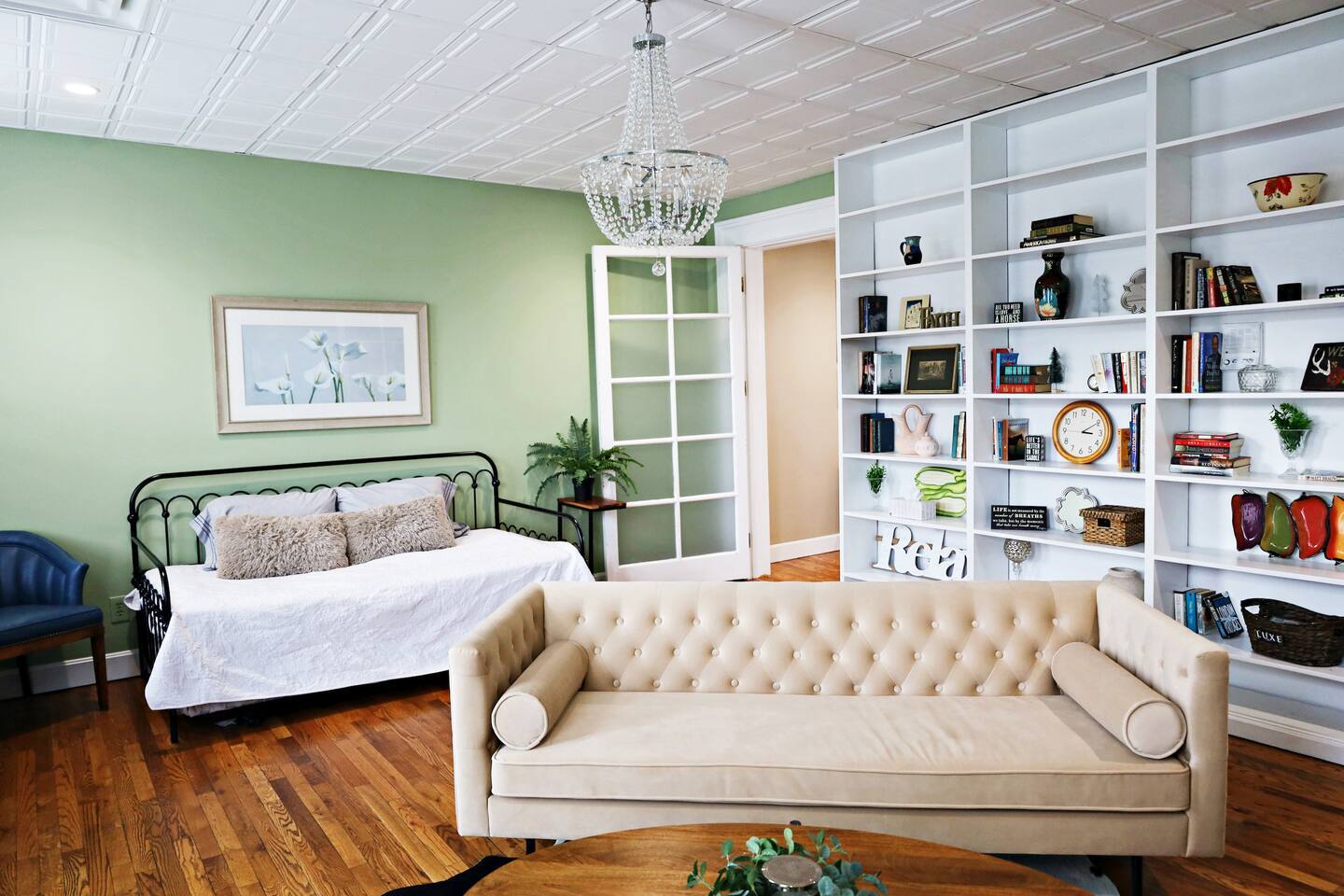 Trundle Bed Sleeps 2 - 208 Walnut St