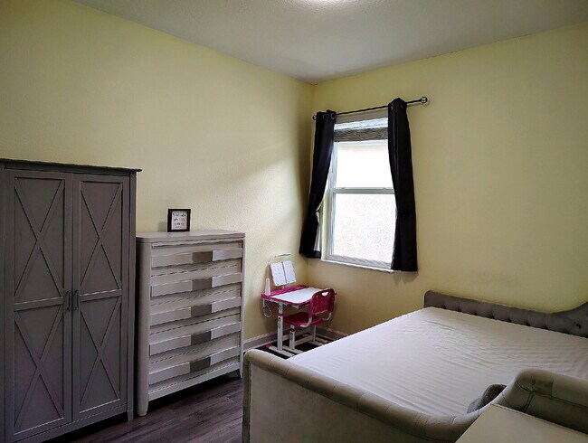 Building Photo - "Resort-Style Living in Davenport: Spacious 4-Bedroom Home with Solar Panels, Internet Included &...