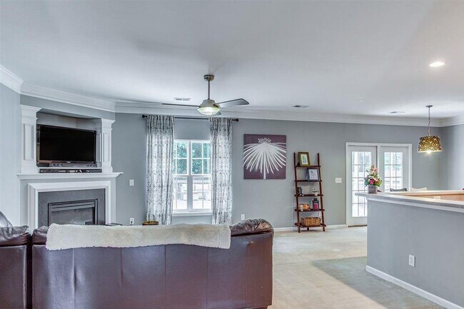 Building Photo - Charming 3 bedroom, 2.5 bath home located in the Lismore Park community.
