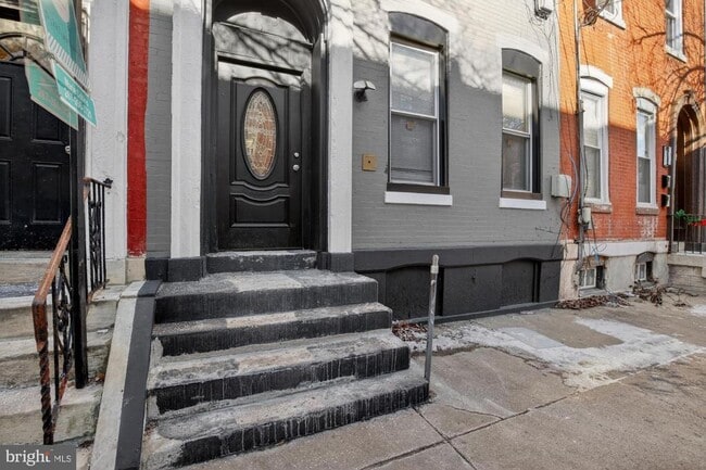 Building Photo - 1733 W Oxford St