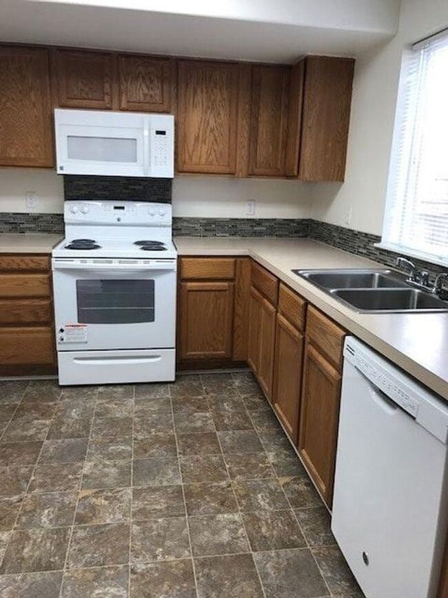 Building Photo - Price Drop! 3 Bed, 2.5 Bath Townhome in Ch...