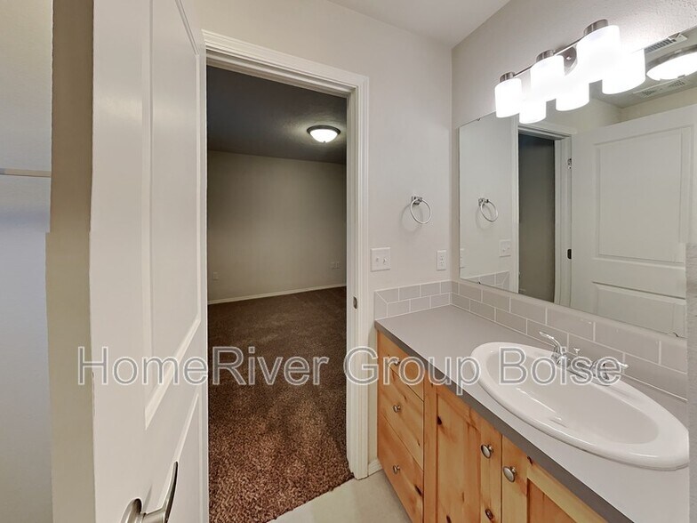 Building Photo - 1324 S Edgewater Cir