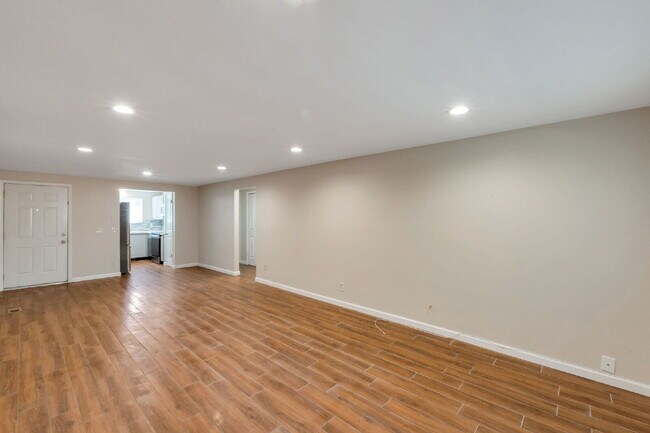 Building Photo - Sugarhouse -  2 Bed 1 Bath 1 Covered Parking
