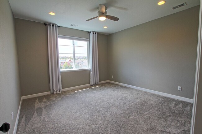 Building Photo - Luxury 5 bed for Rent in Blacktail at The ...
