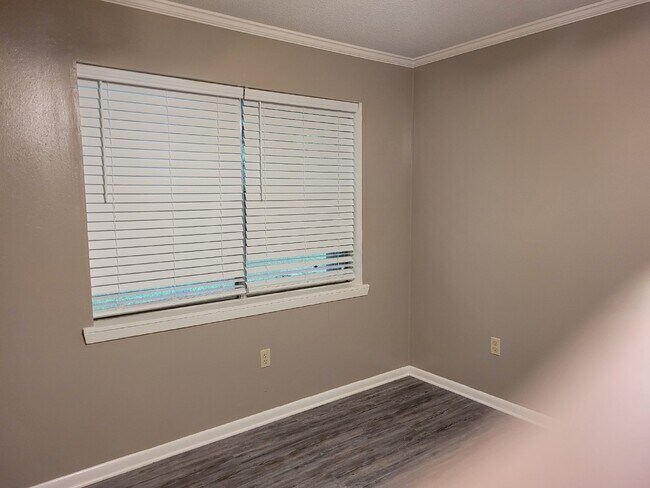 Building Photo - 2 bed / 1 bath apartment