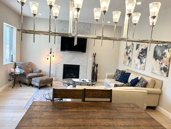 Building Photo - Luxury 55+ Executive Home- Fully Furnished